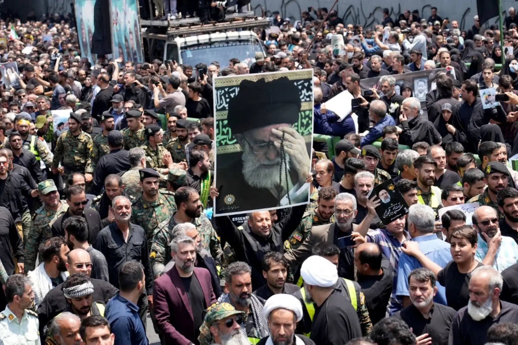 Una gigantesca multitud asiste al funeral del presidente de Irán