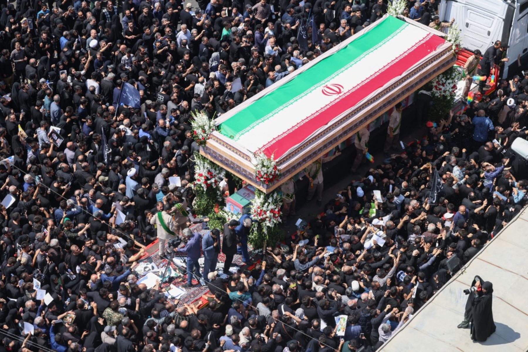 Una gigantesca multitud en Teherán asiste al funeral del presidente de Irán, Ebrahim Raisi, quien murió en un accidente de helicóptero. Foto: AFP