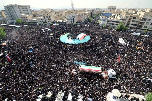 Una gigantesca multitud asiste al funeral del presidente de Irán Ebrahim Raisi