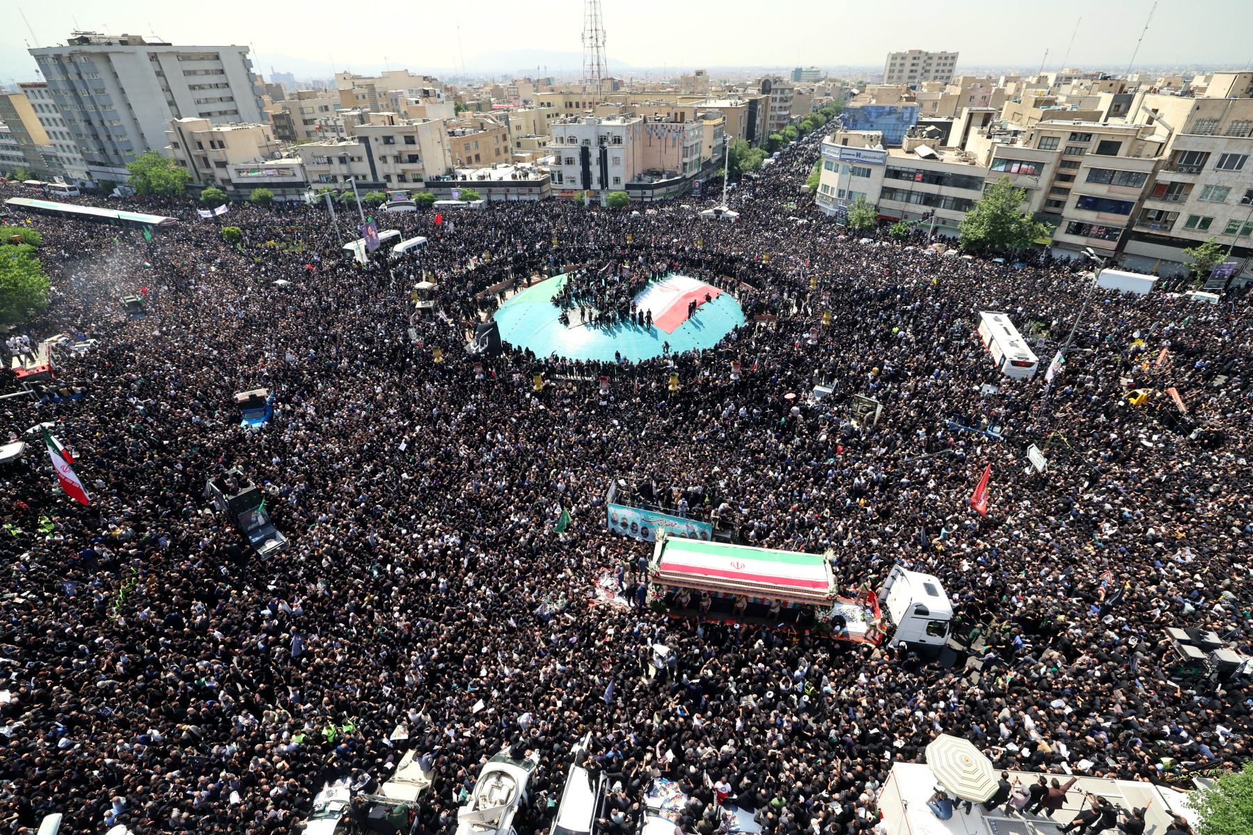 Miles de ciudadanos iraníes atestaron las calles de Teherán el miércoles 22 de mayo para asistir a la procesión fúnebre del presidente Ebrahim Raisi y su séquito, quienes murieron en un accidente de helicóptero. Foto: AFP