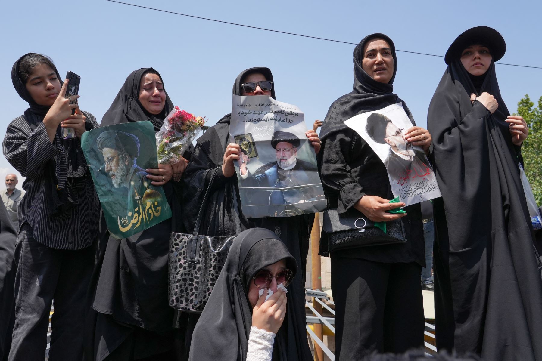 Mujeres iraníes en duelo asisten al funeral del presidente de Irán, Ebrahim Raisi, en la plaza Azadi de Teherán, el 22 de mayo de 2024. Foto: AFP