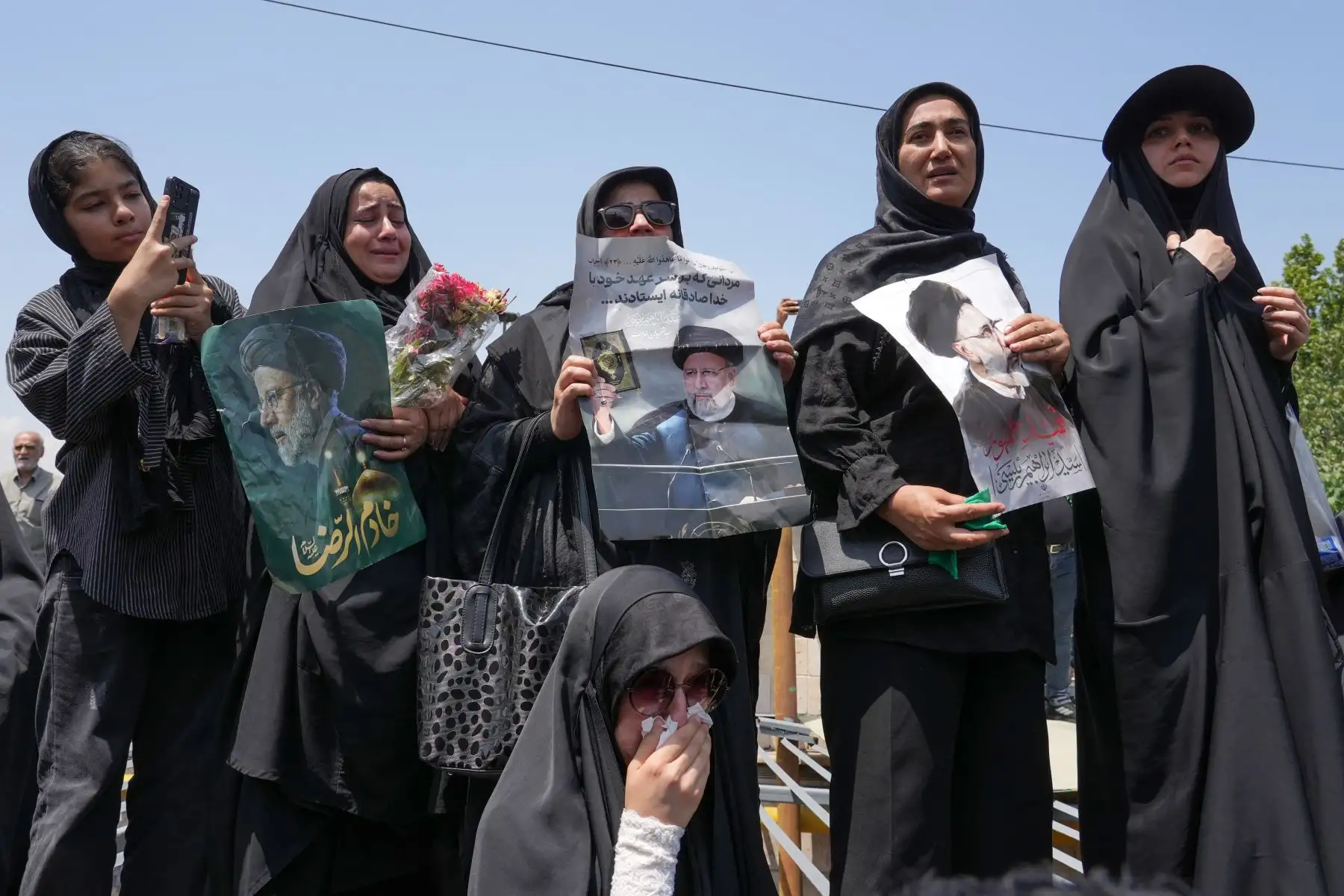 Mujeres iraníes en duelo asisten al funeral del presidente de Irán, Ebrahim Raisi, en la plaza Azadi de Teherán, el 22 de mayo de 2024. Foto: AFP
