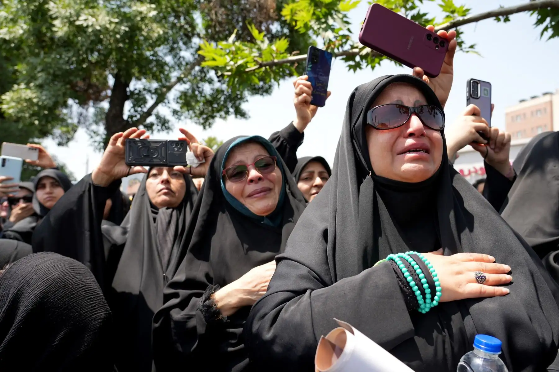 Mujeres iraníes en duelo asisten al funeral del presidente de Irán, Ebrahim Raisi, en la plaza Azadi de Teherán, el 22 de mayo de 2024. Foto: AFP