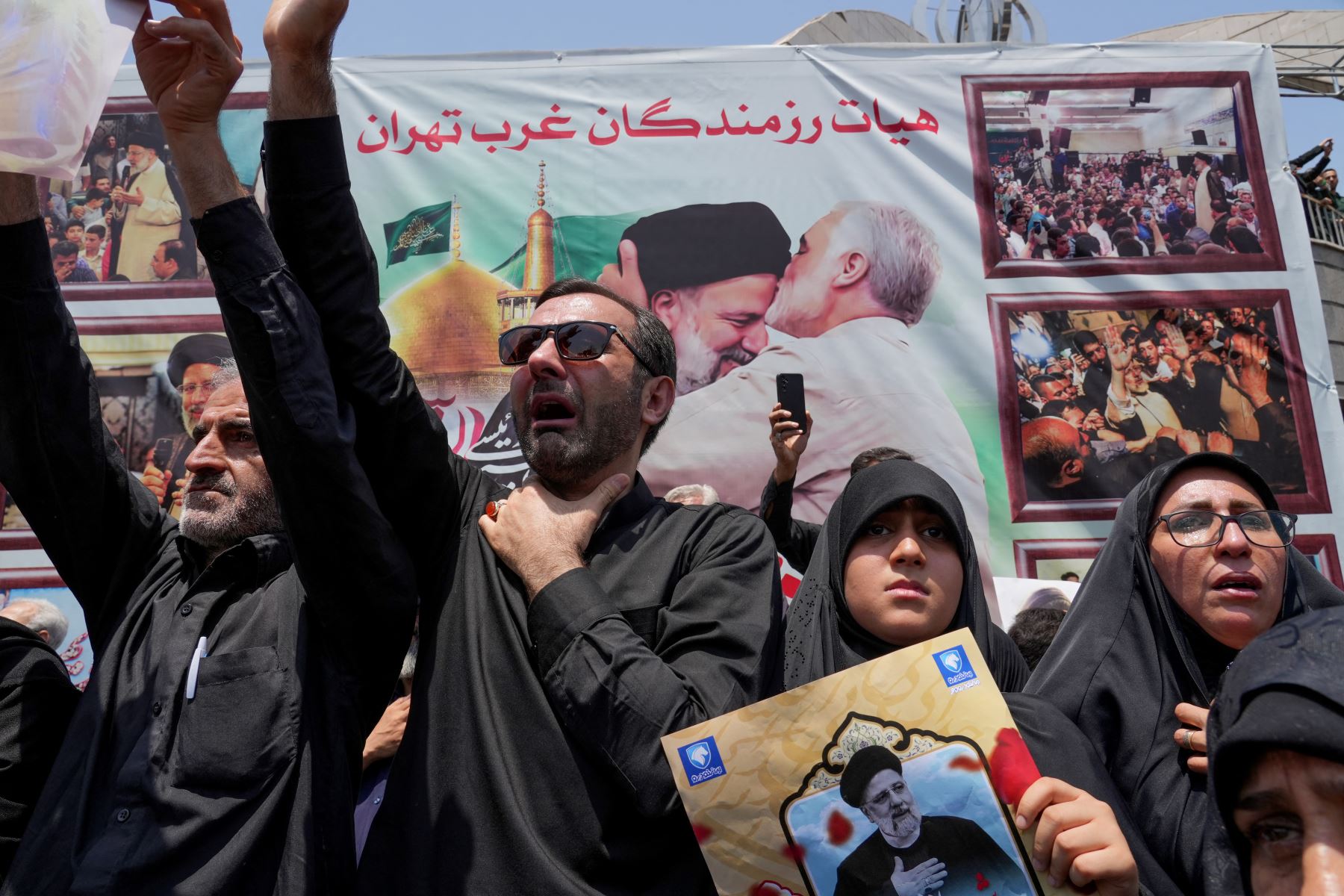 Ciudadanos iraníes en duelo asisten al funeral del recientemente fallecido presidente de Irán, Ebrahim Raisi, en Teherán, el 22 de mayo de 2024.Foto: AFP