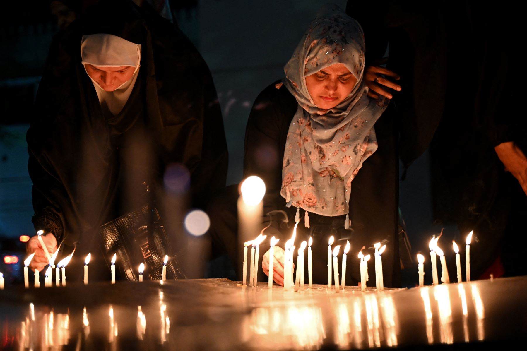 Musulmanes chiítas encienden velas en una mezquita en Chennai durante la reunión de condolencias por el difunto presidente de Irán, Ebrahim Raisi, quien murió en un accidente de helicóptero. Foto: AFP