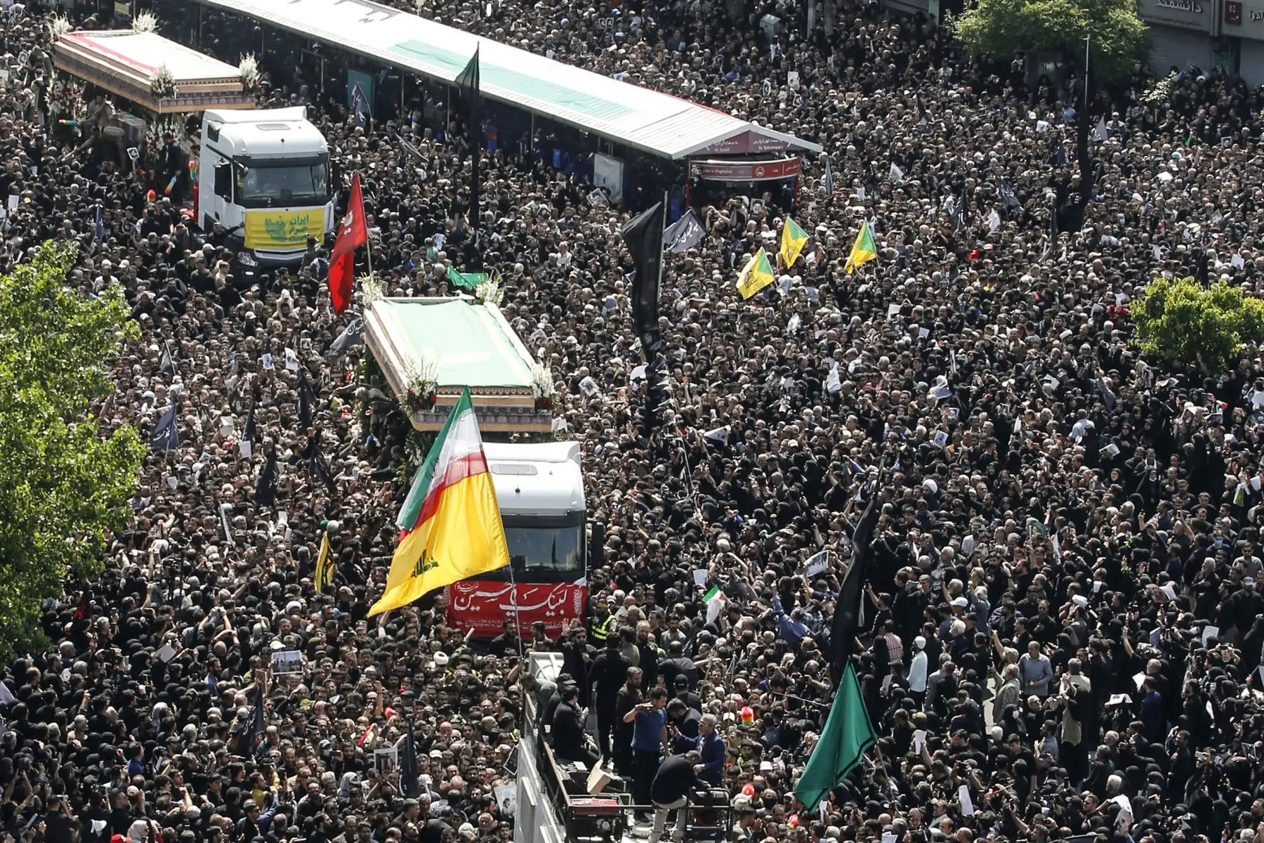 Miles de ciudadanos iraníes atestaron las calles de Teherán el miércoles 22 de mayo para asistir a la procesión fúnebre del presidente Ebrahim Raisi y su séquito, quienes murieron en un accidente de helicóptero. Foto: AFP