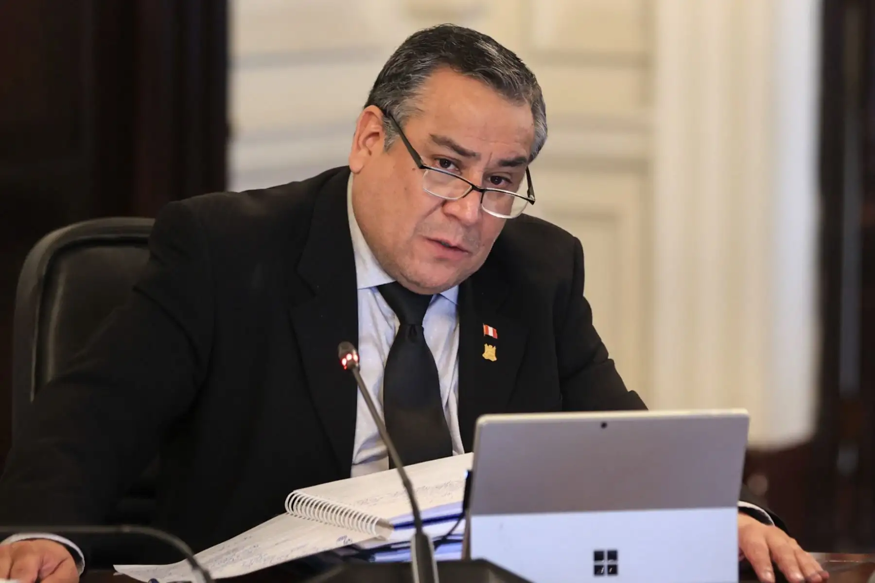 El jefe del Gabinete ministerial, Gustavo Adrianzén, participa en la sesión del Consejo de Ministros en Palacio de Gobierno, en el que la presidenta Dina Boluarte coordina, entre otros temas, las acciones para continuar enfrentando la epidemia del dengue en el país. Foto: ANDINA/Presidencia