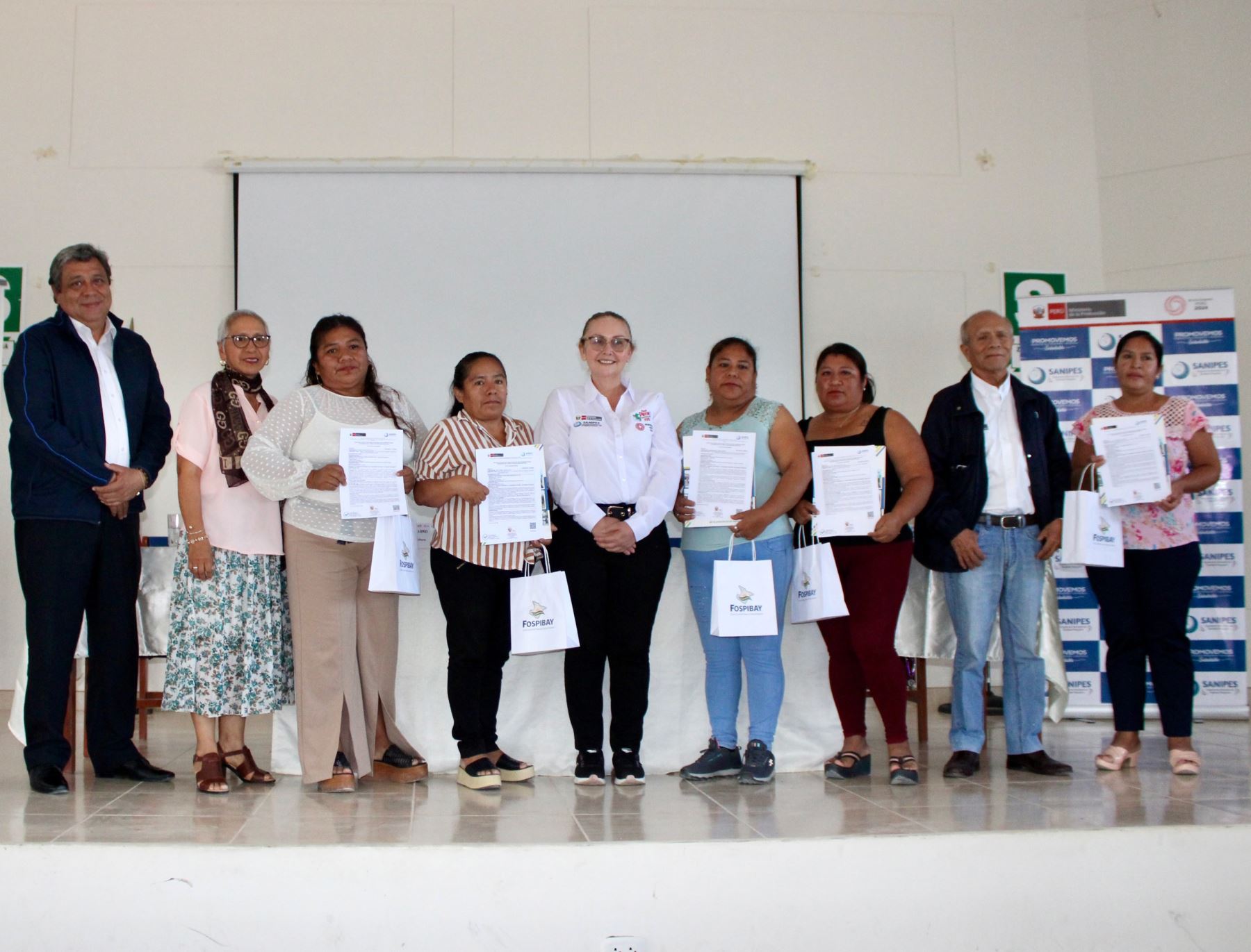 Sanipes entregó titulo de habilitación sanitaria a 25 mujeres armadoras de embarcaciones artesanales de Sechura, en Piura.