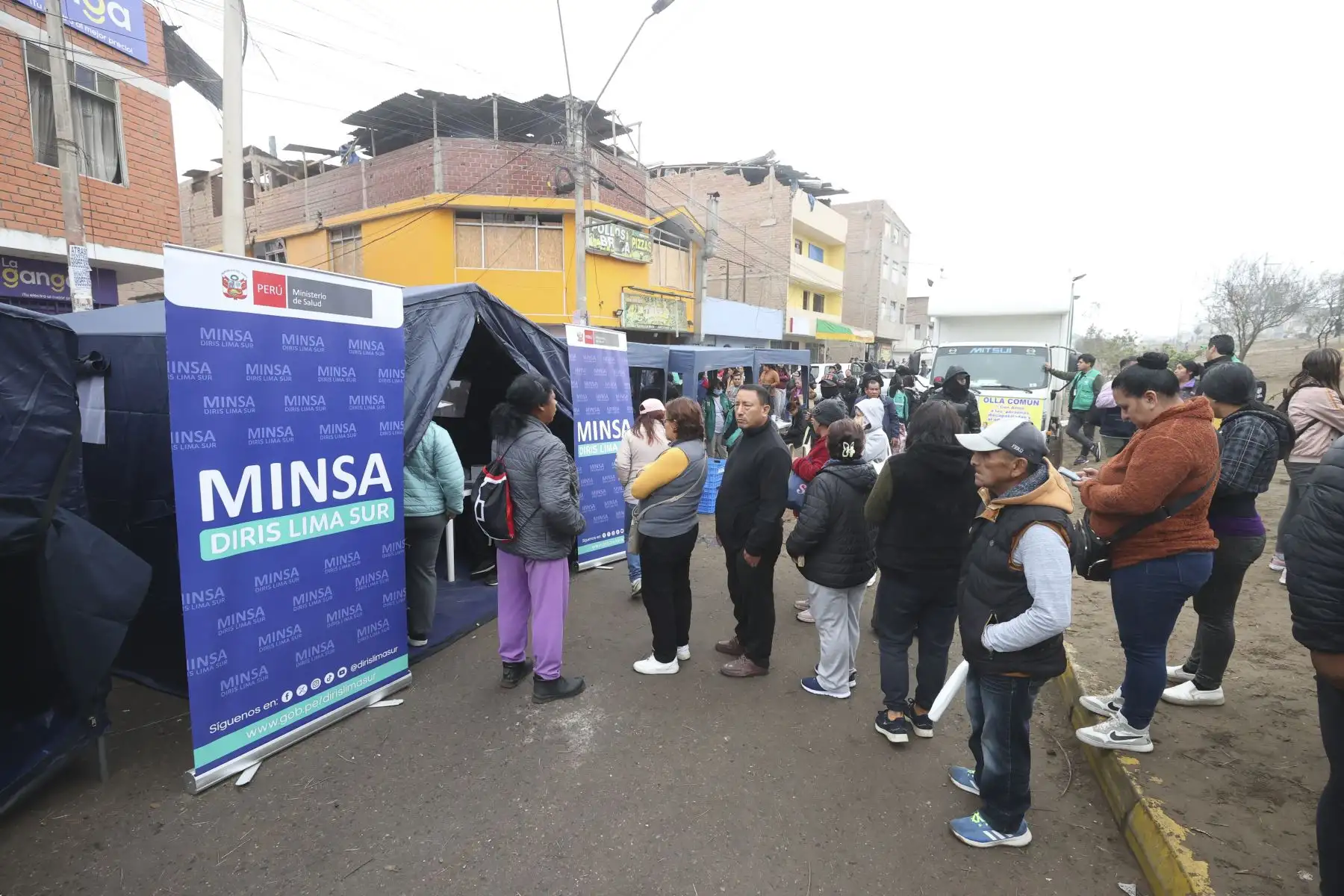 Módulos del Ministerio de Salud brindan atención médica a los vecinos afectados por la explosión del grifo Primax de Villa María del Triunfo por una fuga de gas.

Foto: ANDINA/Juan Carlos Guzmán Negrini