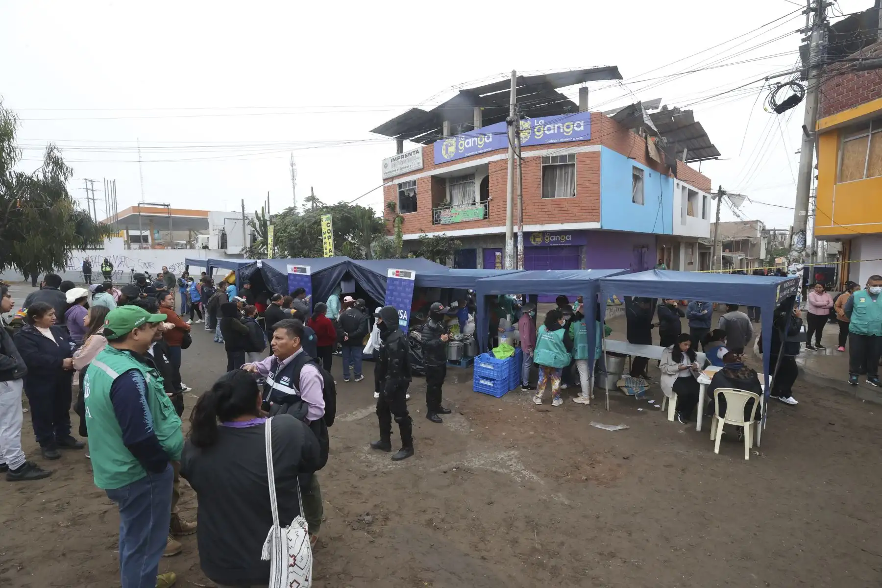 Módulos del Ministerio de Salud brindan atención médica a los vecinos afectados por la explosión del grifo Primax de Villa María del Triunfo por una fuga de gas.

Foto: ANDINA/Juan Carlos Guzmán Negrini