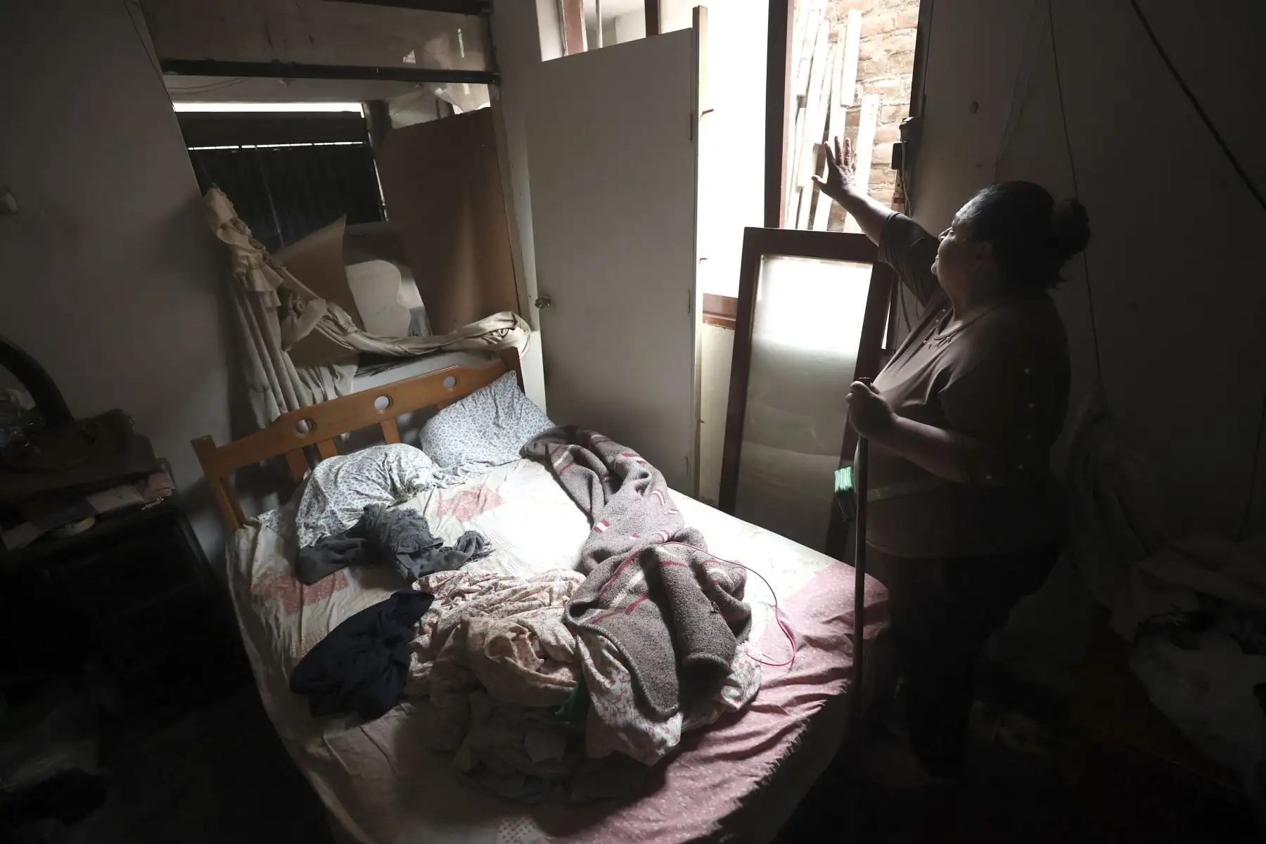Pilar Rincón, vecina afectada por la explosión del grifo Primax de Villa María del Triunf, muestra los estragos causados en su hogar.

Foto: ANDINA/Juan Carlos Guzmán Negrini