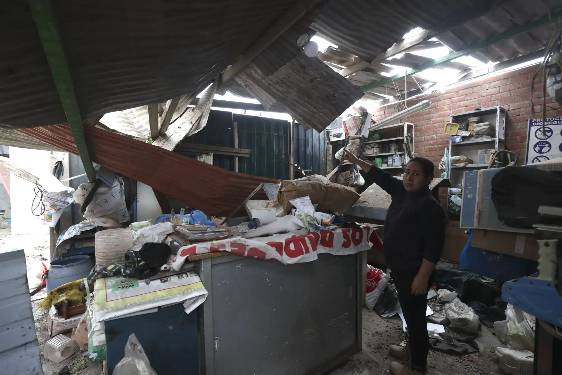 Rosa Mejía, vecina afectada por la explosión del grifo Primax de Villa María del Triunfo, muestra los estragos causados en su hogar.

Foto: ANDINA/Juan Carlos Guzmán Negrini