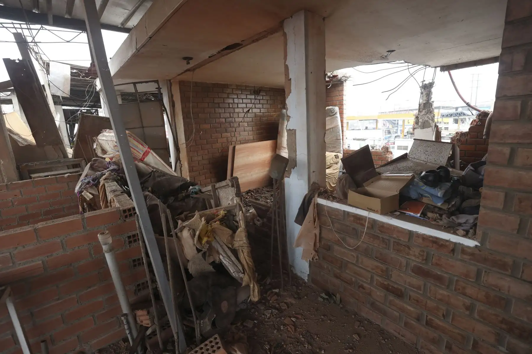 Rosa Mejía, vecina afectada por la explosión del grifo Primax de Villa María del Triunfo, muestra los estragos causados en su hogar.

Foto: ANDINA/Juan Carlos Guzmán Negrini