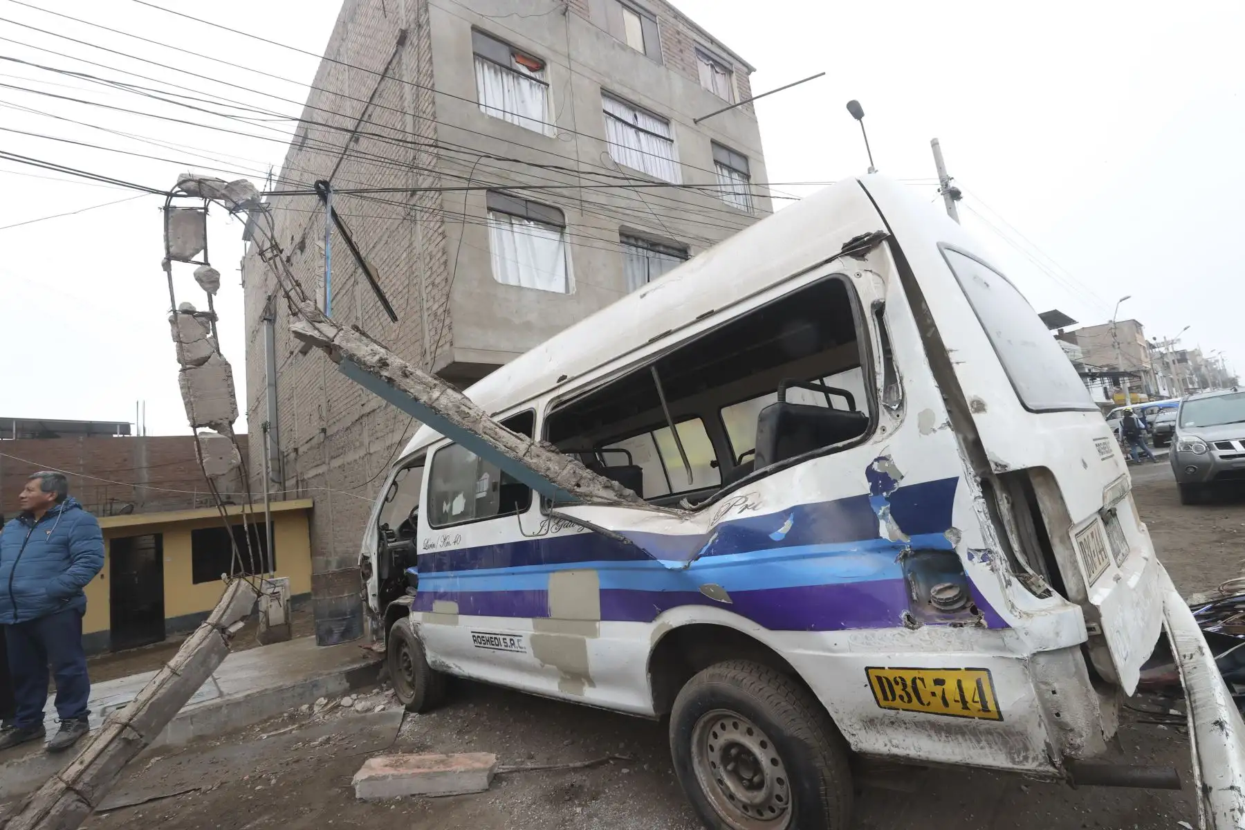 Una viga de gran tamaño atravesó la ventana de una camioneta estacionada en los alrededores del grifo Primax de Villa María del Triunfo que explotó por una fuga de gas.

Foto: ANDINA/Juan Carlos Guzmán Negrini