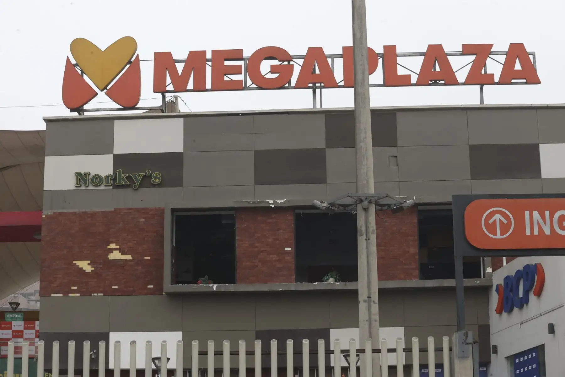 Centro comercial Megaplaza de Villa María del Triunfo fue afectado por la explosión del grifo Primax de Villa María del Triunfo debido a una fuga de gas.

Foto: ANDINA/Juan Carlos Guzmán Negrini