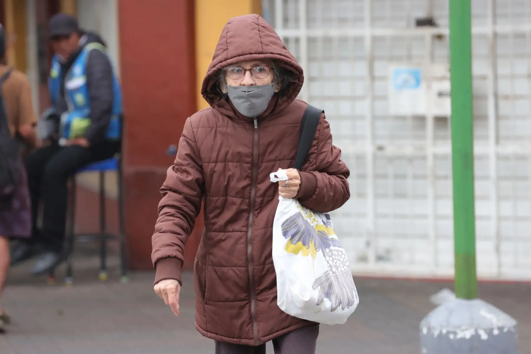 Limeños ya usan sus prendas de invierno tras bajar repentinamente las temperaturas en Lima. Foto: ANDINA/Melina Mejía