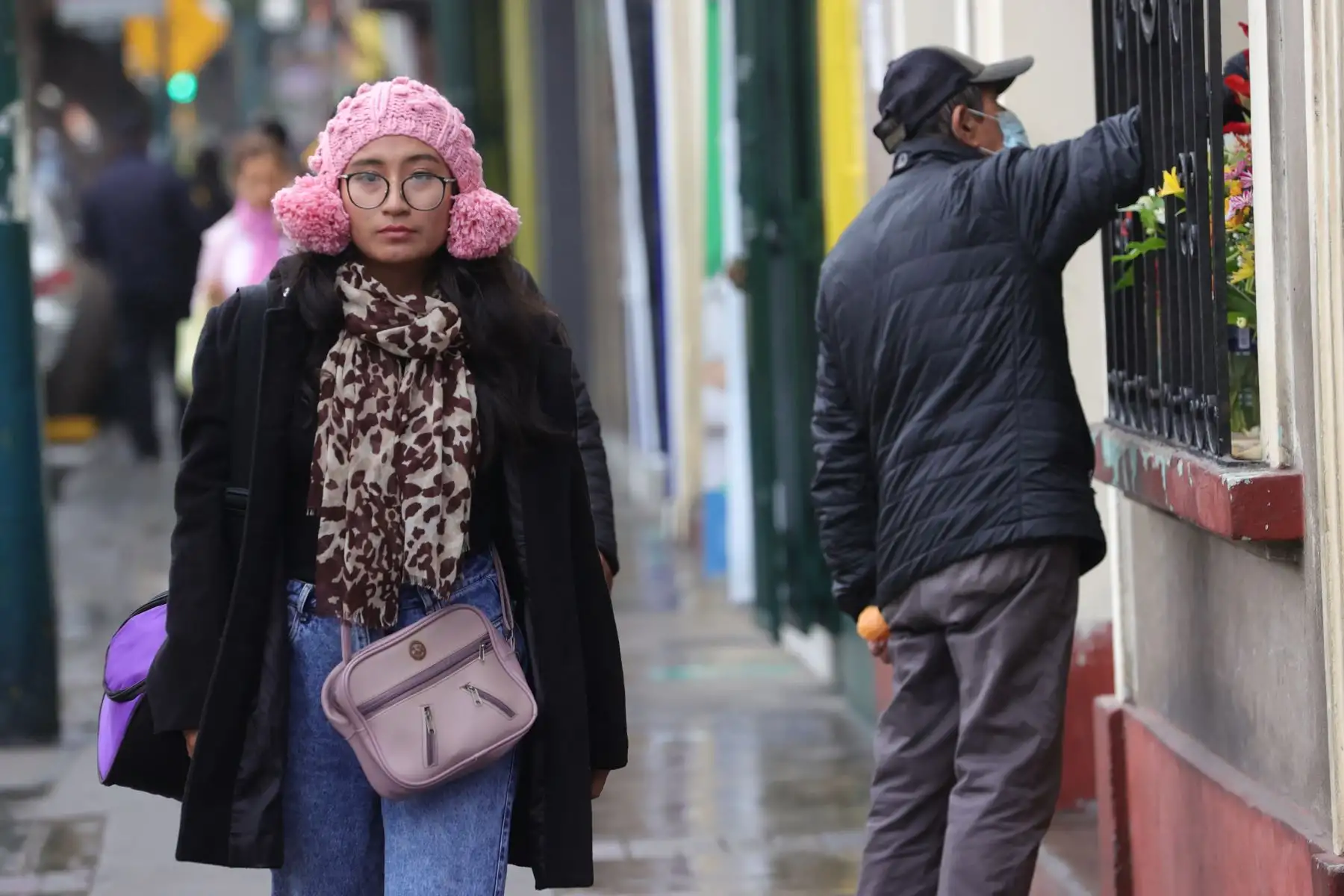 Limeños ya usan sus prendas de invierno tras bajar repentinamente las temperaturas en Lima. Foto: ANDINA/Melina Mejía