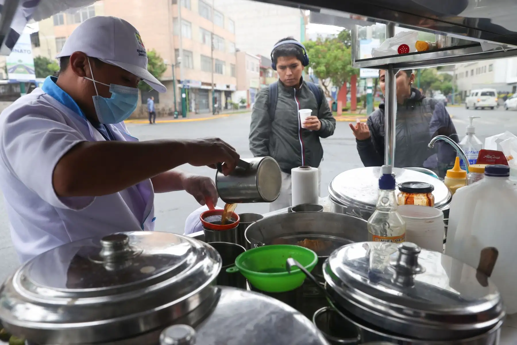 Emolienteros aumentan sus ventas tras la baja temperatura en Lima. Foto: ANDINA/Melina Mejía