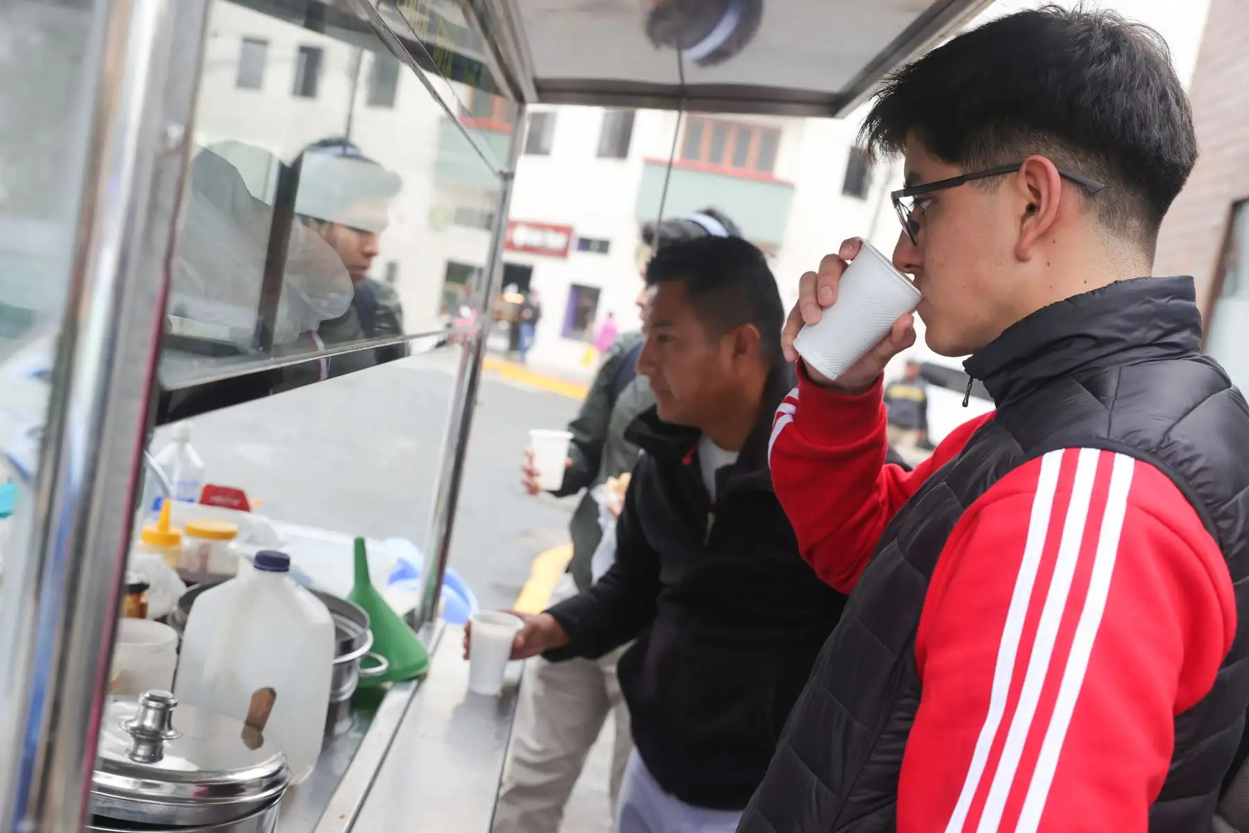 Emolienteros aumentan sus ventas tras la baja temperatura en Lima. Foto: ANDINA/Melina Mejía