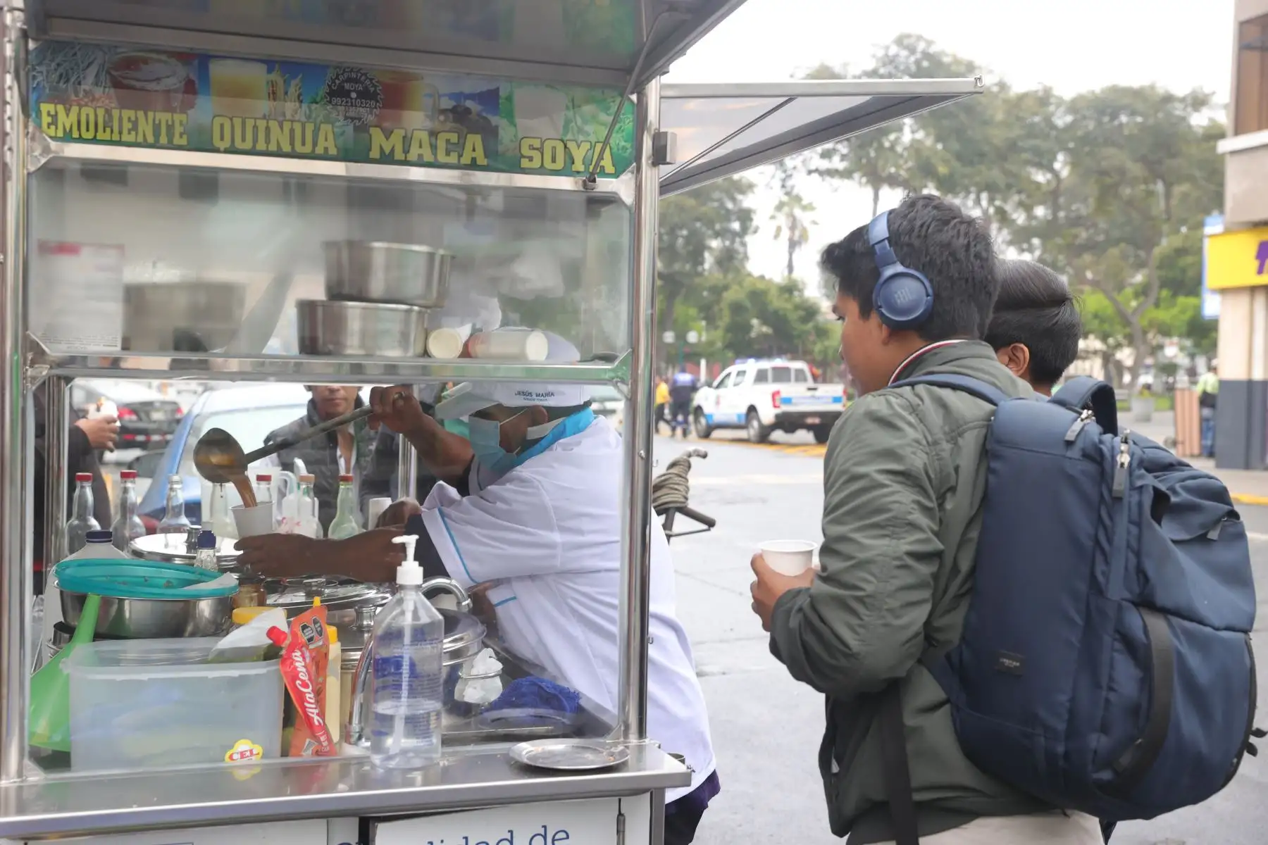 Emolienteros aumentan sus ventas tras la baja temperatura en Lima. Foto: ANDINA/Melina Mejía
