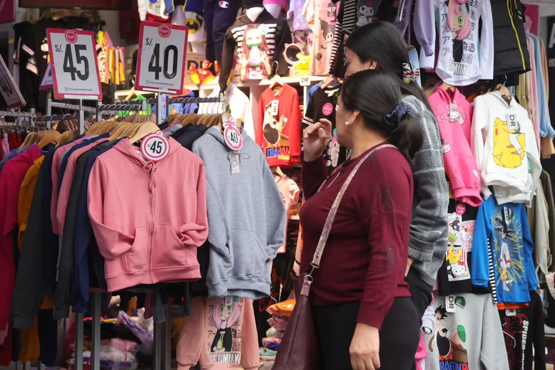 Con la llegada del invierno, limeños buscan ropa de abrigo en el emporio comercial de Gamarra. Foto: ANDINA/Melina Mejía