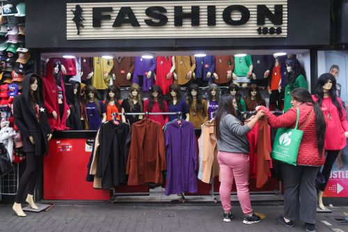 Limeños acuden a comprar prendas de vestir ante aumento del frío y emolienteros incrementan sus ventas