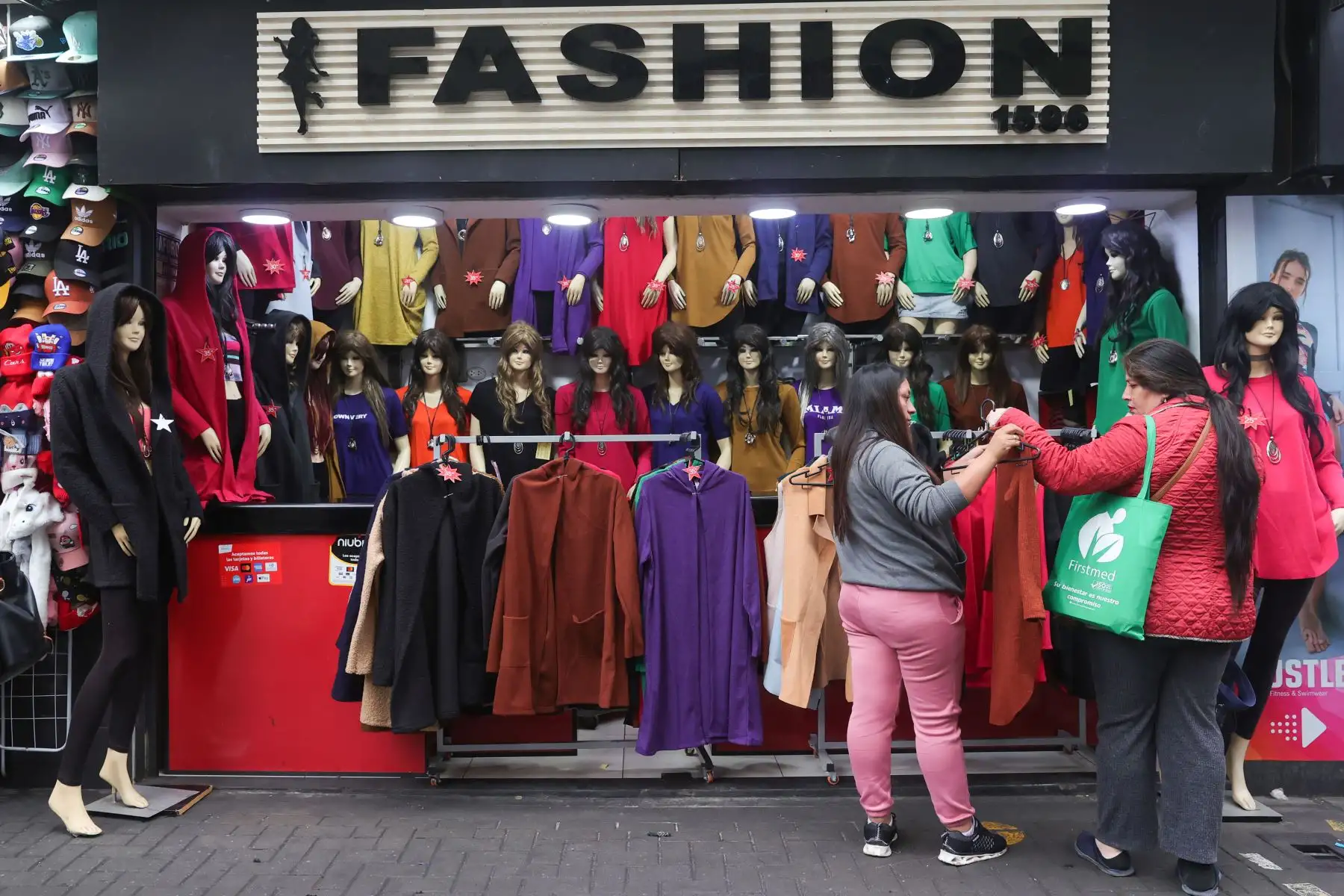 Con la llegada del invierno, limeños buscan ropa de abrigo en el emporio comercial de Gamarra. Foto: ANDINA/Melina Mejía
