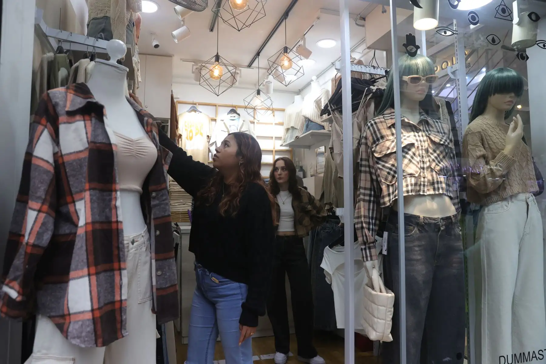 Con la llegada del invierno, limeños buscan ropa de abrigo en el emporio comercial de Gamarra. Foto: ANDINA/Melina Mejía