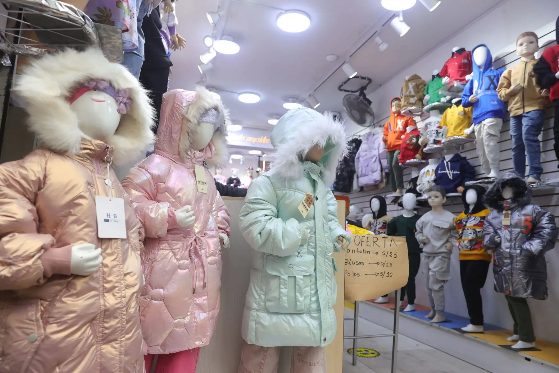 Con la llegada del invierno, limeños buscan ropa de abrigo en el emporio comercial de Gamarra. Foto: ANDINA/Melina Mejía