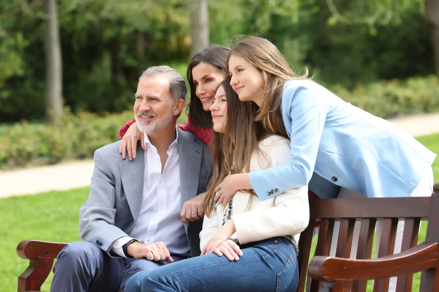 Fotografías de los Reyes Felipe y Letizia, junto a sus hijas, la princesa Leonor y la infanta Sofía, realizadas por el equipo fotográfico de la Casa de S.M. el Rey en los Jardines del Moro del Palacio Real, con motivo del vigésimo aniversario del enlace matrimonial de los Reyes que se cumple hoy.
Foto: EFE