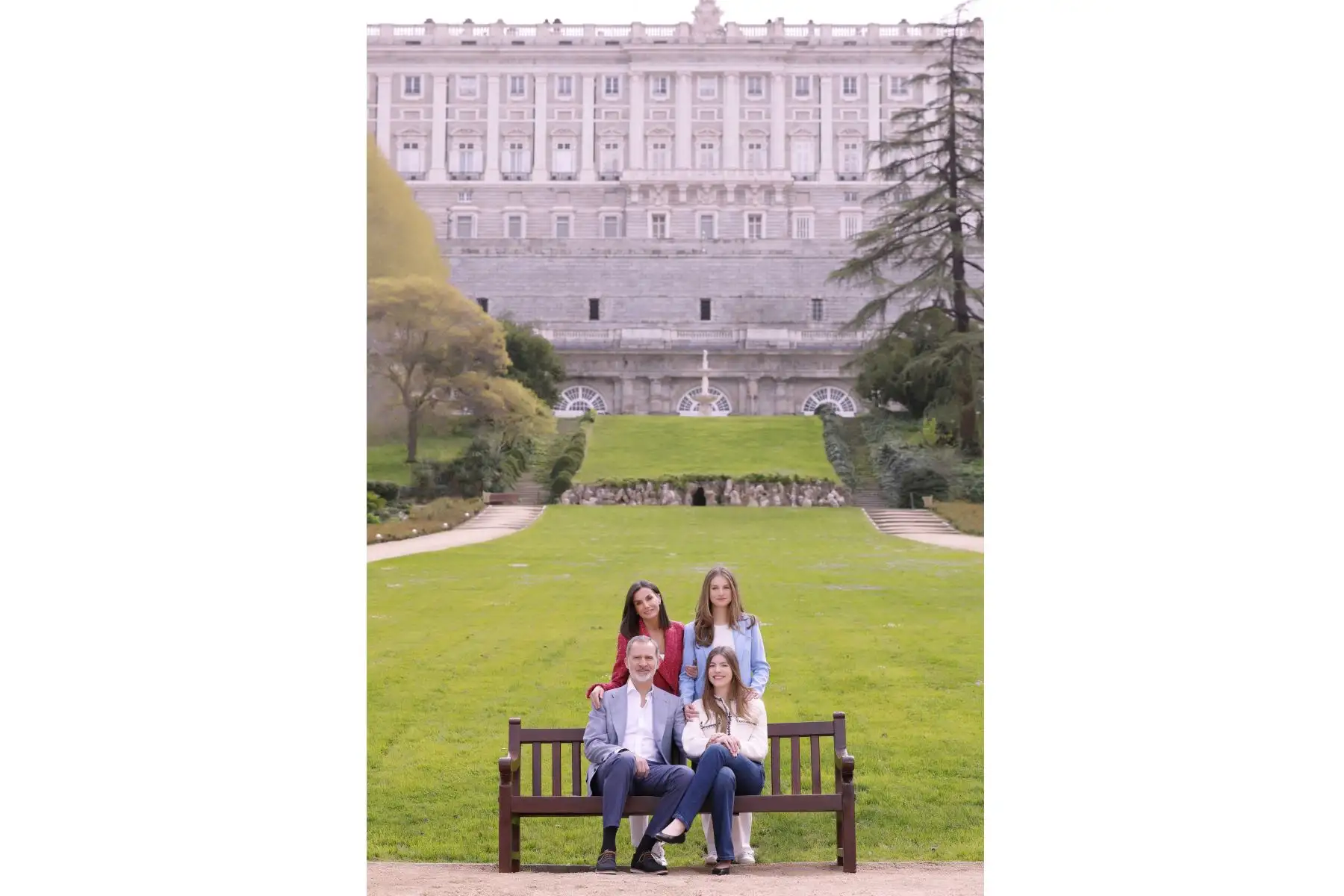 Fotografías de los Reyes Felipe y Letizia, junto a sus hijas, la princesa Leonor y la infanta Sofía, realizadas por el equipo fotográfico de la Casa de S.M. el Rey en los Jardines del Moro del Palacio Real, con motivo del vigésimo aniversario del enlace matrimonial de los Reyes que se cumple hoy.
Foto: EFE