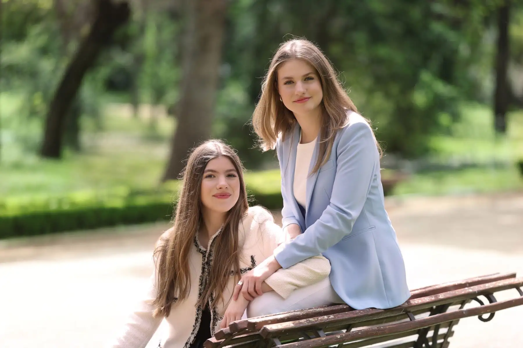 Fotografía de las hijas de los Reyes, la princesa Leonor  y la infanta Sofía, realizada por el equipo fotográfico de la Casa de S.M. el Rey en los Jardines del Moro del Palacio Real, con motivo del vigésimo aniversario del enlace matrimonial de los Reyes que se cumple hoy.
Foto: EFE