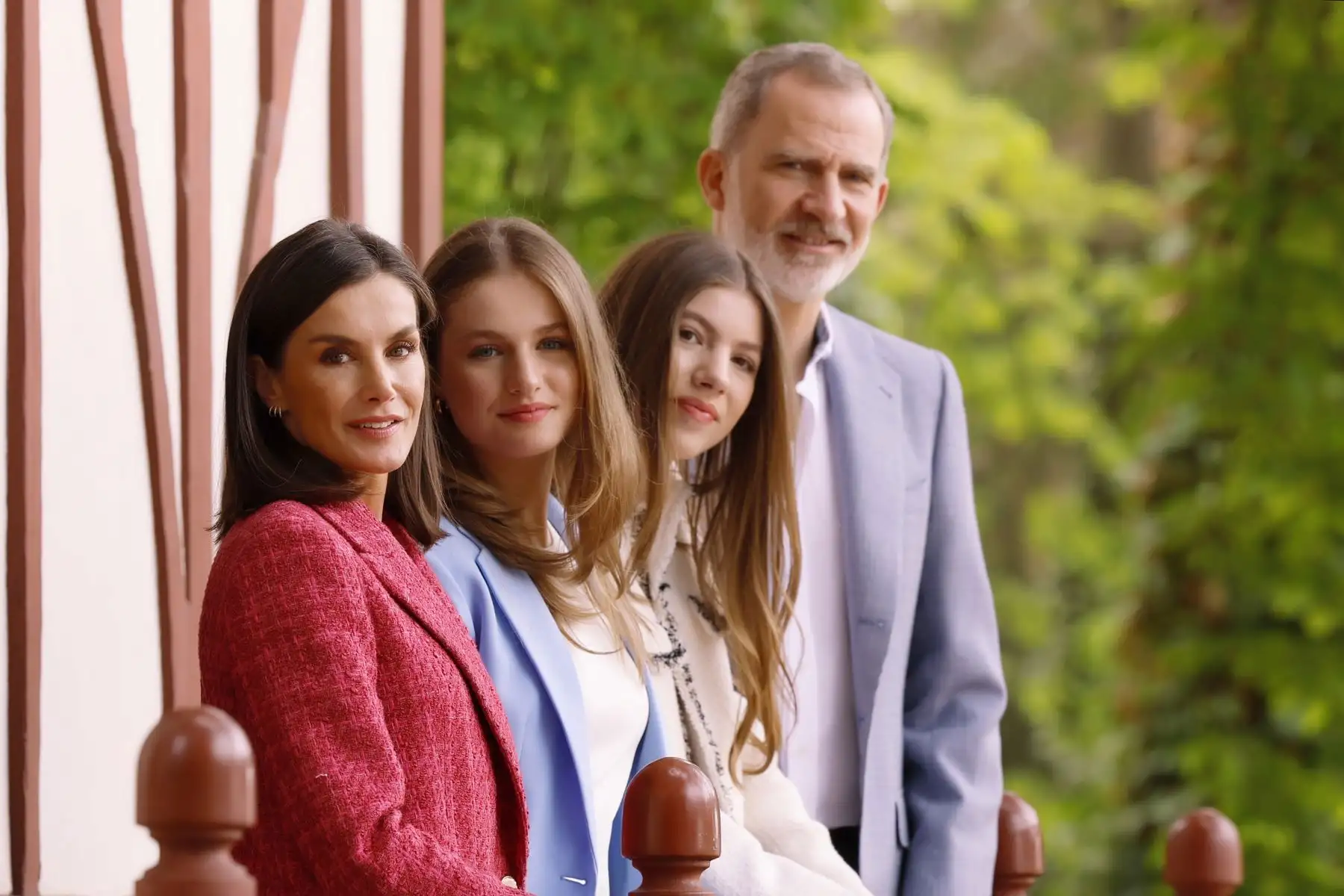 Fotografías de los Reyes Felipe y Letizia, junto a sus hijas, la princesa Leonor y la infanta Sofía, realizadas por el equipo fotográfico de la Casa de S.M. el Rey en los Jardines de Palacio Real, con motivo del vigésimo aniversario del enlace matrimonial de los Reyes que se cumple hoy.
Foto: EFE