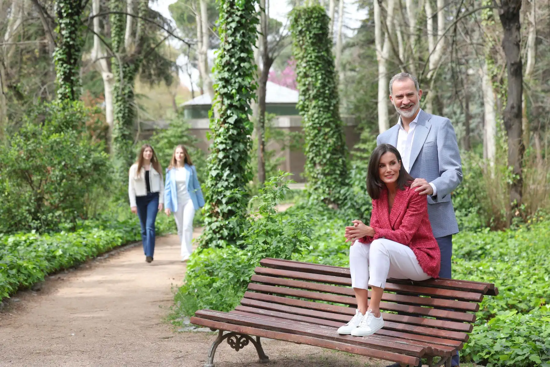 Fotografías de los Reyes Felipe y Letizia, junto a sus hijas, la princesa Leonor y la infanta Sofía, realizadas por el equipo fotográfico de la Casa de S.M. el Rey en los Jardines de Palacio Real, con motivo del vigésimo aniversario del enlace matrimonial de los Reyes que se cumple hoy.
Foto: EFE