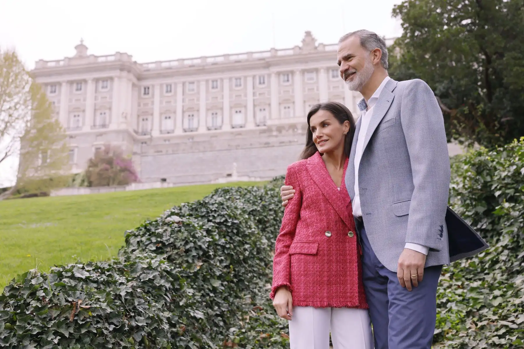 Fotografías de los Reyes Felipe y Letizia, realizadas por el equipo fotográfico de la Casa de S.M. el Rey en los Jardines del Moro deel Palacio Real, con motivo del vigésimo aniversario del enlace matrimonial de los Reyes que se cumple hoy.
Foto: EFE