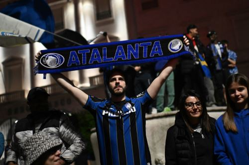Aficionados del Atalanta celebran el título de su cuadro en las calles de Bérgamo. Foto: AFP