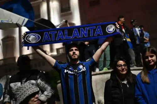 Aficionados del Atalanta celebran el título de su cuadro en las calles de Bérgamo. Foto: AFP