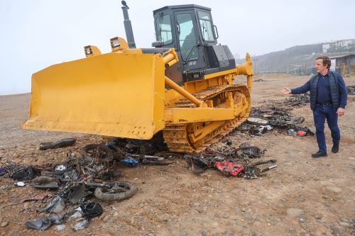 El alcalde Francis Allison participó en la destrucción de motocicletas incautadas en Magdalena del Mar. Foto: ANDINA/Difusión