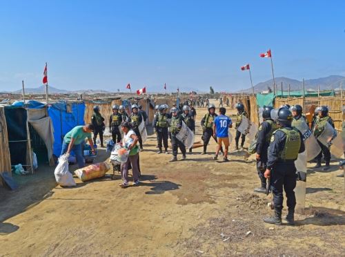 Más de 800 agentes policiales participaron en el desalojo de invasores que habían ocupado 22 hectárea de terreno de propiedad del Proyecto Especial Chinecas en el distrito de Nuevo Chimbote, en Áncash. ANDINA/Difusión
