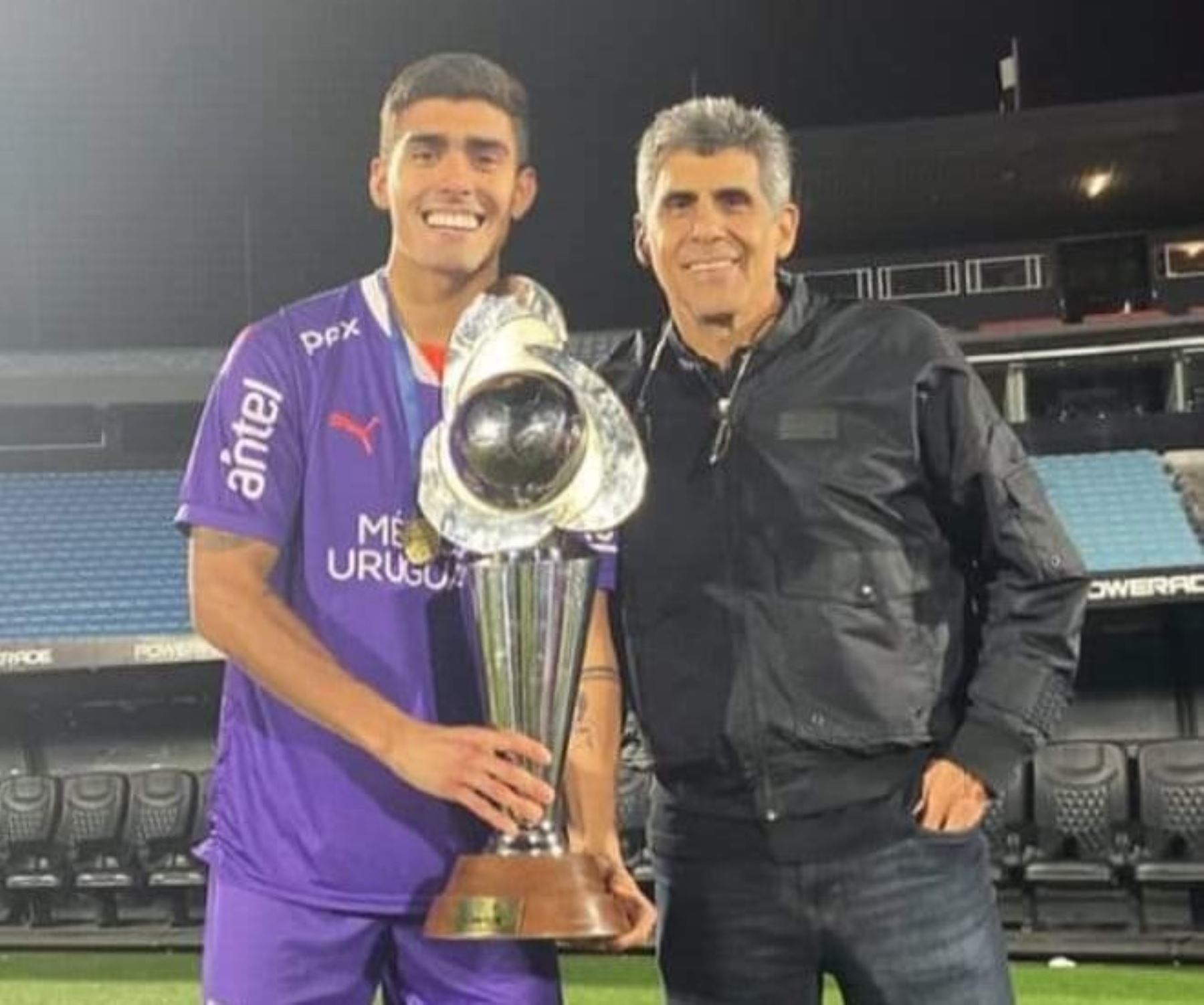 Alfonso Barco posa con el título logrado junto a su padre Álvaro Barco