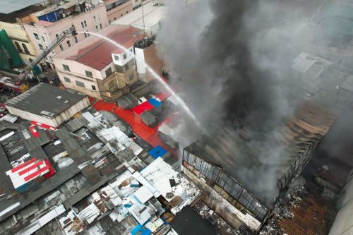 Mesa Redonda: bomberos combaten incendio en galería comercial