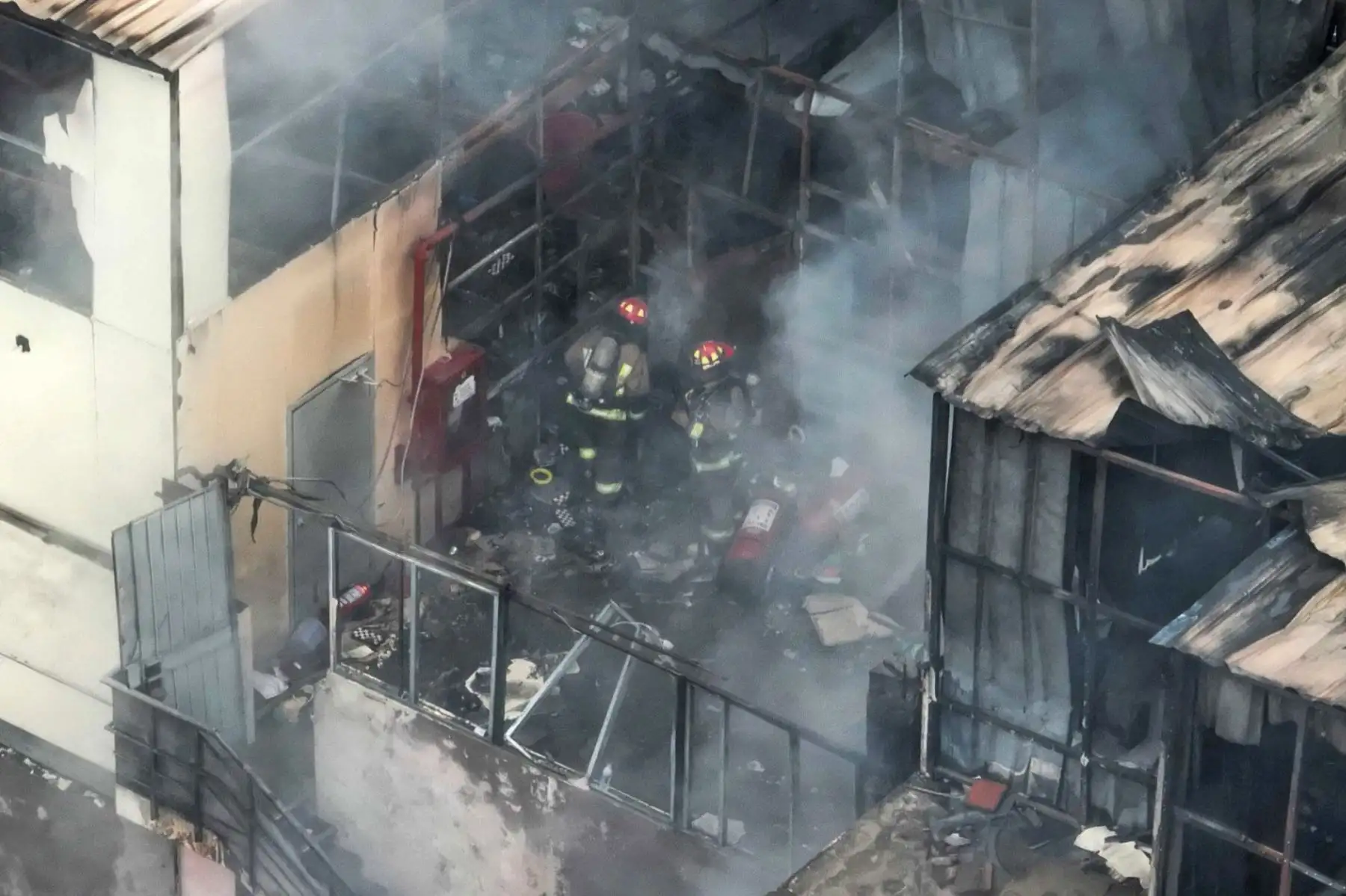 Cerca de 25 unidades de bomberos confinaron el incendio que se registró, en horas de la madrugada, en una galería comercial de Mesa Redonda a la altura de la cuadra 8 del jirón Andahuaylas cruce con jirón Ayacucho en el Cercado de Lima