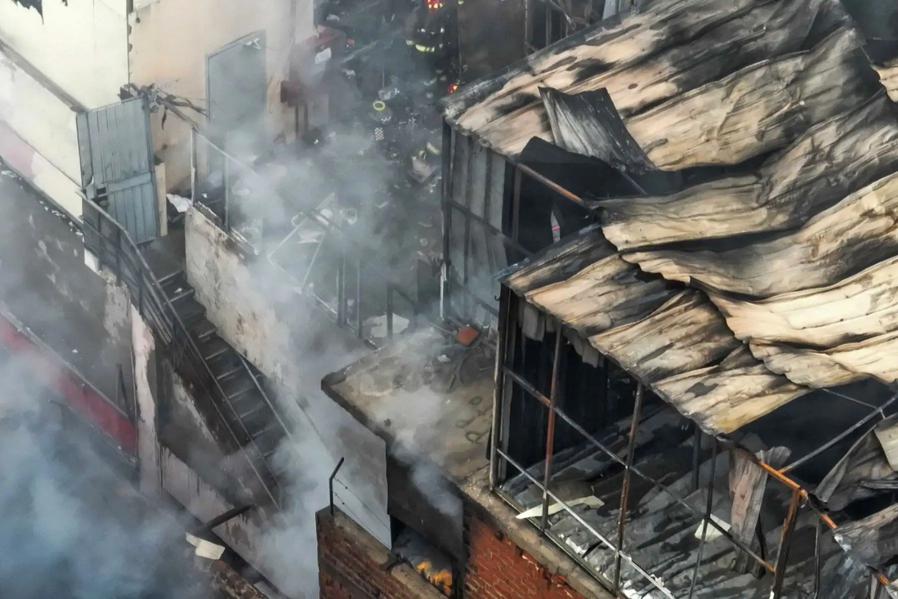 Cerca de 25 unidades de bomberos confinaron el incendio que se registró, en horas de la madrugada, en una galería comercial de Mesa Redonda a la altura de la cuadra 8 del jirón Andahuaylas cruce con jirón Ayacucho en el Cercado de Lima