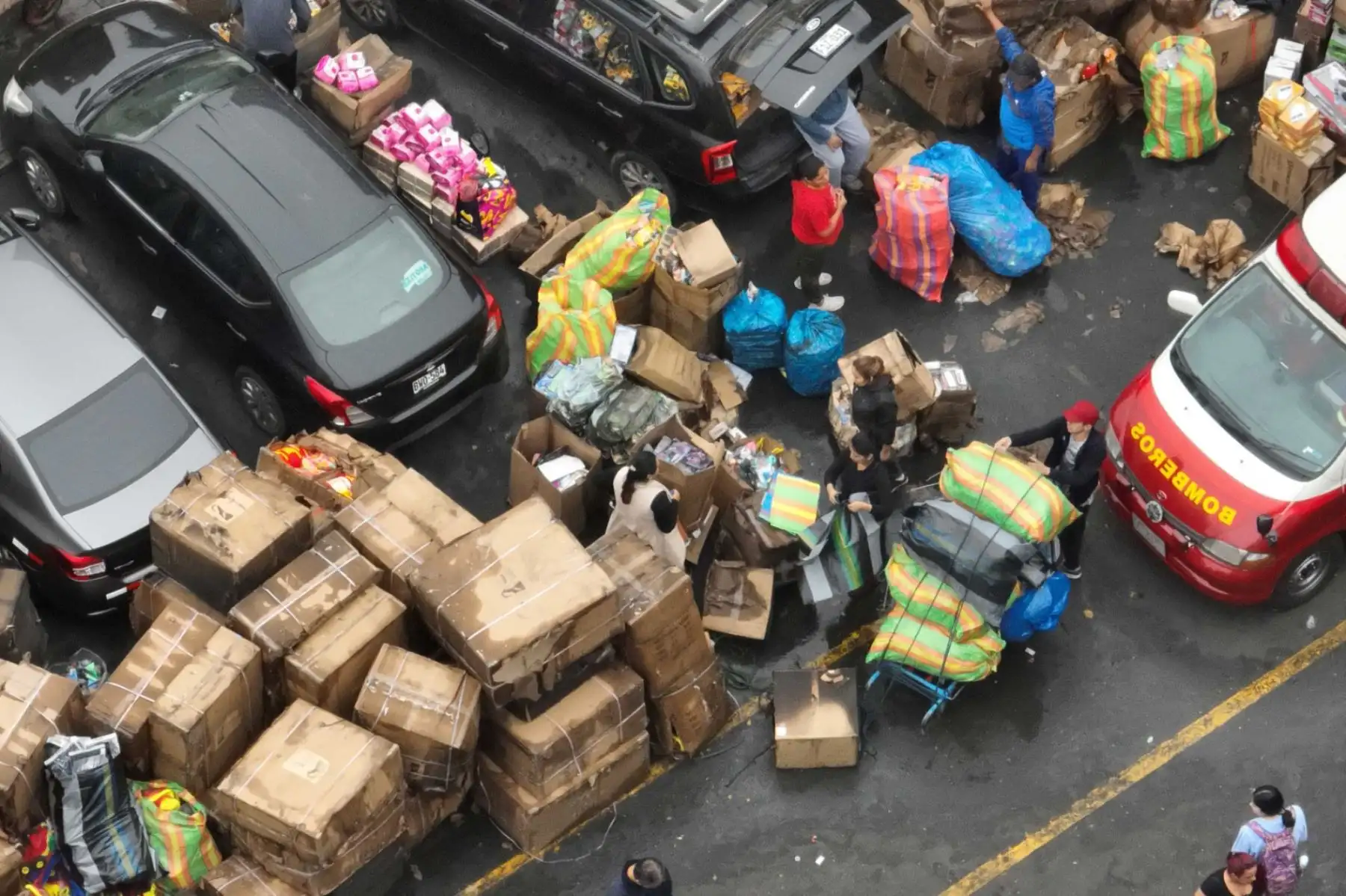 Algunos comerciantes de la zona comercial de Mesa Redonda, en el Cercado de Lima, cuyos puestos se ubicaban colindantes al epicentro del incendio en el almacén de la cuadra 8 del Jr. Andahuaylas, lograron retirar parte de su mercadería a la calle, mientras los bomberos continuaban con los trabajos para controlar el siniestro. Foto: ANDINA/Daniel Bracamonte