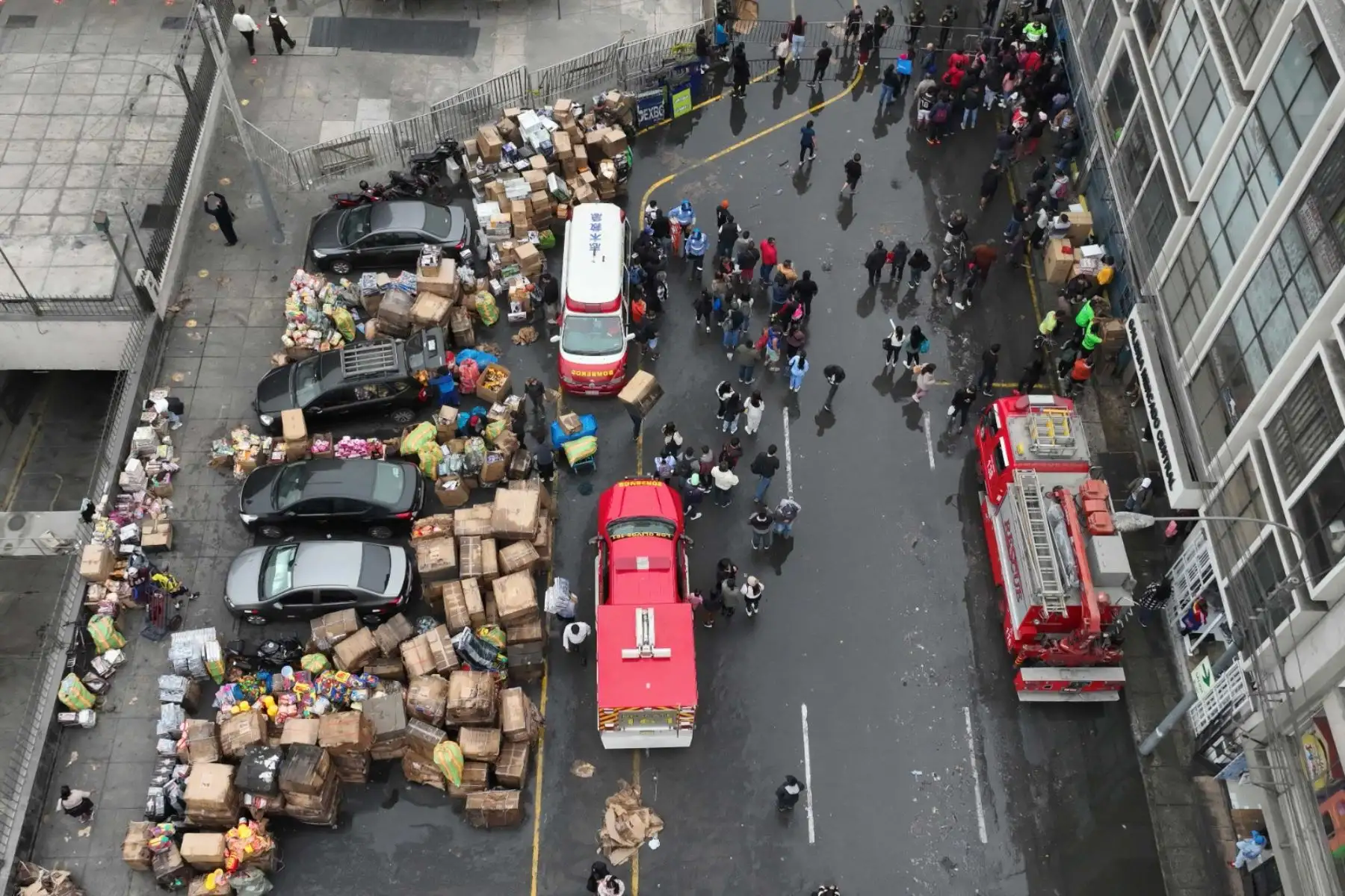 Algunos comerciantes de la zona comercial de Mesa Redonda, en el Cercado de Lima, cuyos puestos se ubicaban colindantes al epicentro del incendio en el almacén de la cuadra 8 del Jr. Andahuaylas, lograron retirar parte de su mercadería a la calle, mientras los bomberos continuaban con los trabajos para controlar el siniestro. Foto: ANDINA/Daniel Bracamonte