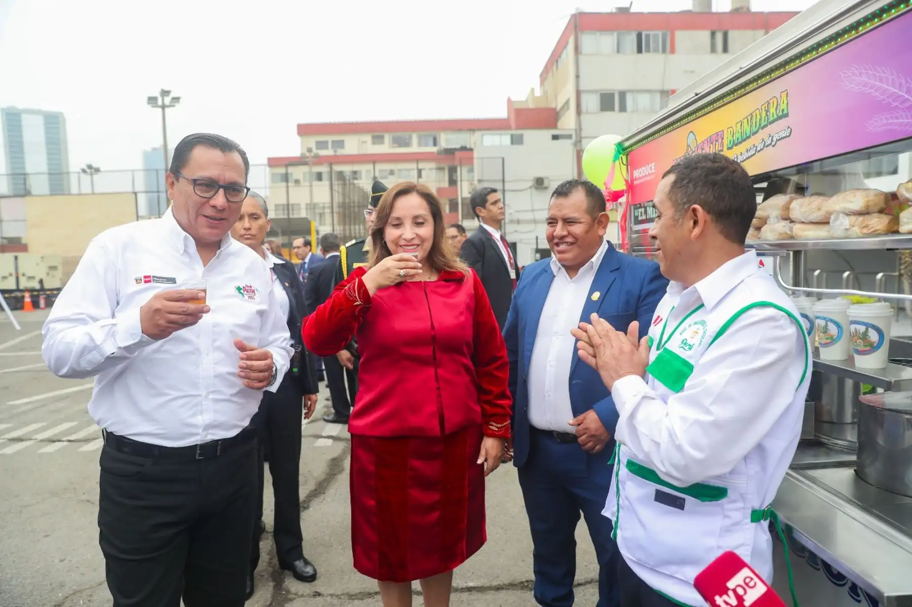 Más de 70,000 emolienteros fueron reconocidos de interés sectorial y recibieron el distintivo Emoliente Bandera por su aporte a la conservación de las tradiciones nacionales. Foto: ANDINA/Prensa Presidencia