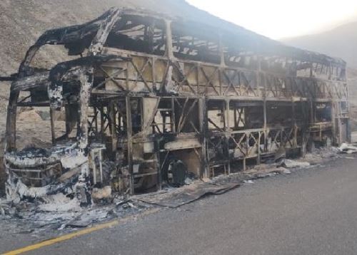 Así quedó el bus interprovincial que se incendió en la Panamericana Sur, a la altura del distrito de Atico, región Arequipa. Foto: cortesía Arequipa Informada/Facebook