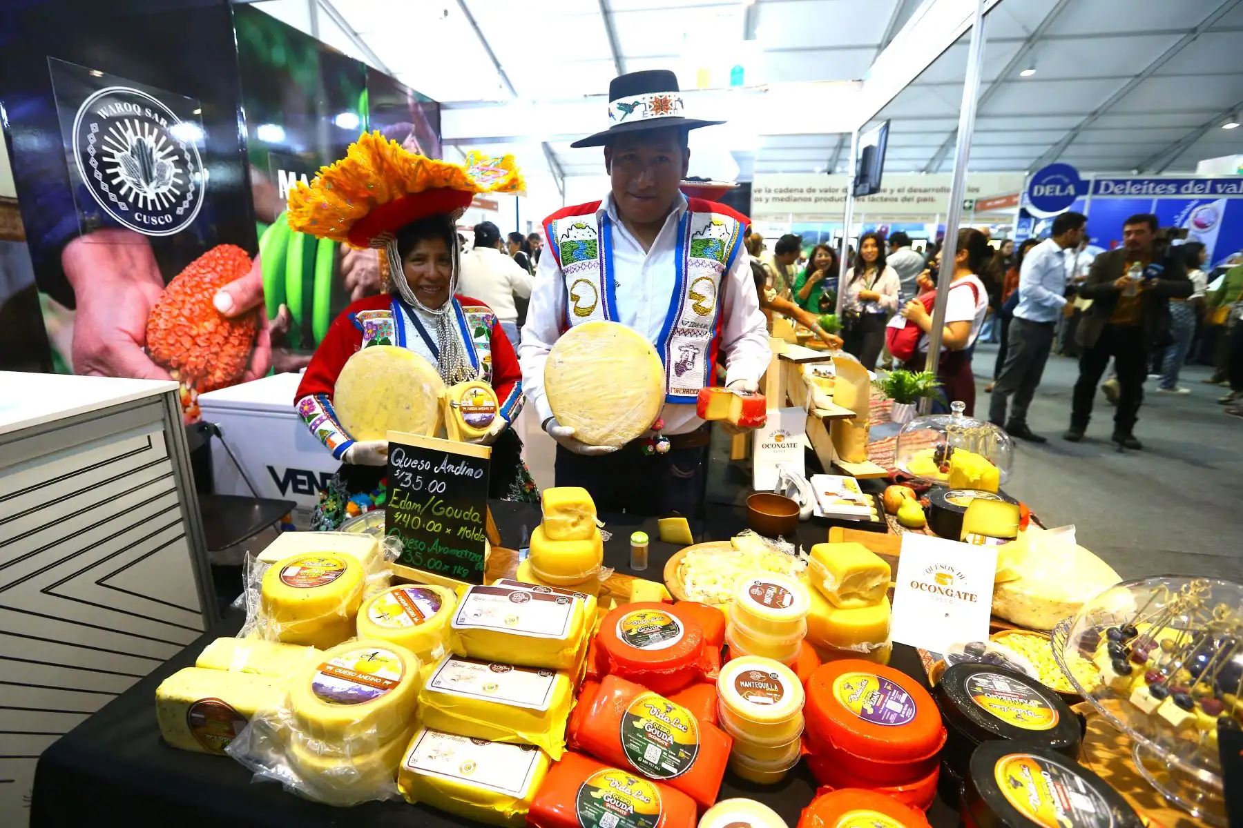 Ministerio de Desarrollo Agrario y Riego  inaugura la Segunda Edición del Salón del Queso Peruano, el evento quesero más grande del país, que se desarrolla del 23 al 26 de mayo en Lima.En la imagen, artesanos de Ocongate en la región Cusco.
Foto: ANDINA/Eddy Ramos