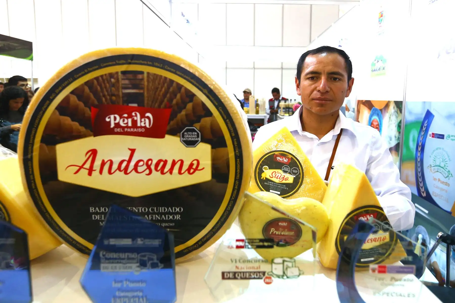 Ministerio de Desarrollo Agrario y Riego  inaugura la Segunda Edición del Salón del Queso Peruano, el evento quesero más grande del país, que se desarrolla del 23 al 26 de mayo en Lima. En imagen, el emprendedor de la empresa " Perla del paraíso " de Otuzco en La Libertad.
Foto: ANDINA/Eddy Ramos