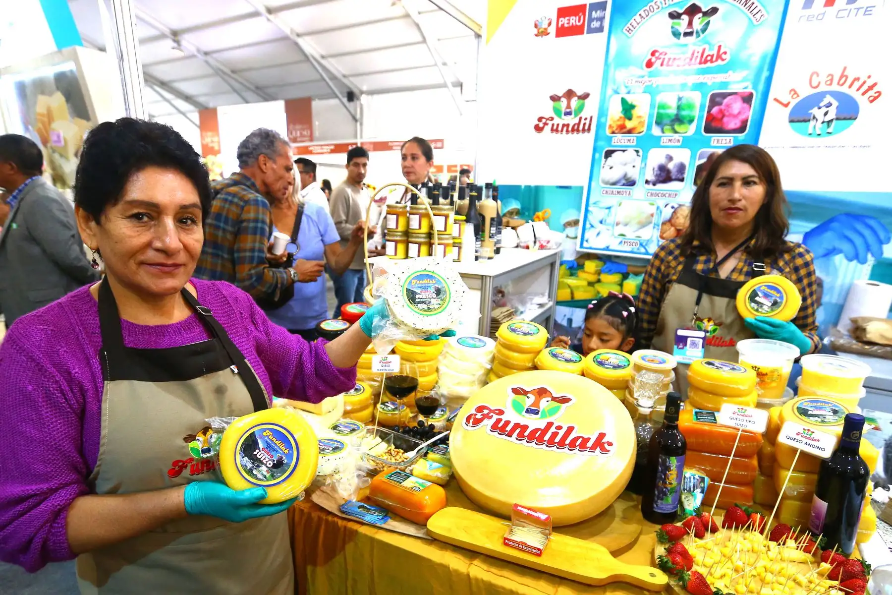 Ministerio de Desarrollo Agrario y Riego  inaugura la Segunda Edición del Salón del Queso Peruano, el evento quesero más grande del país, que se desarrolla del 23 al 26 de mayo en Lima. En la imagen, artesanos de la empresa Fundilak de la región Ancash.
Foto: ANDINA/Eddy Ramos